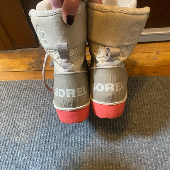 Sorel size 8 snow boots, worn twice - Picture 3 of 8